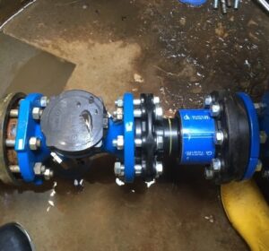 TraveNetz-Wasserzaehlerschacht-Einbau-neuer-Armaturen-mit-PAS-DN-80-2 TraveNetz: Armatur mit Pass- und Ausbaustück Quick-Twist DN 80 im Wasserzählerschacht